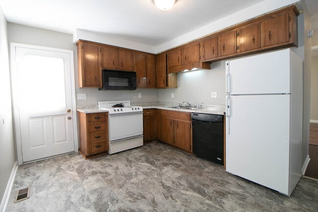 Building Photo - 1436 McCan Dr