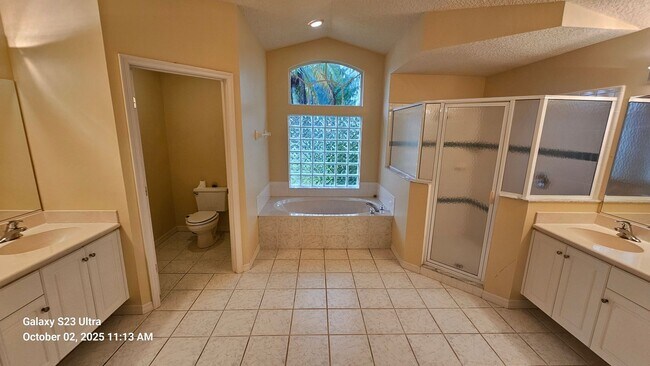 Building Photo - Spacious 4 Bedroom Home in Breakaway Trail...
