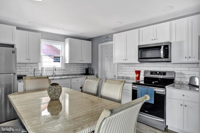 Building Photo - 15 N Victoria Ave