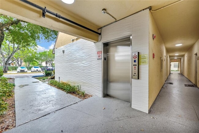 Building Photo - 8120 Geneva Ct