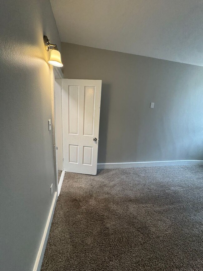 Building Photo - Spacious Four Bedroom House Close to Downt...