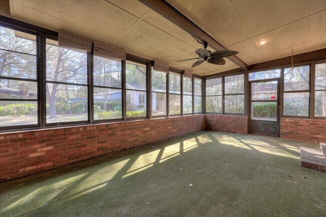 Building Photo - 3 Bed/2Bath home with garage, sunroom, and shed in Martinez