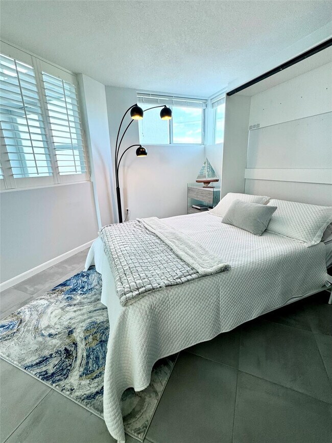 Building Photo - 1490 SE 15th St