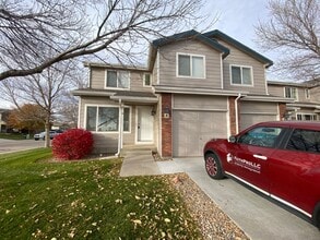 Building Photo - Bright & Inviting Wellington Townhome