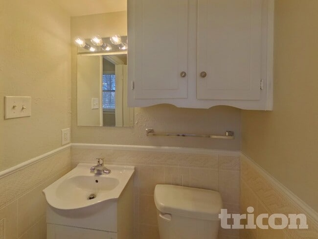 Building Photo - 1012 Wembley Rd