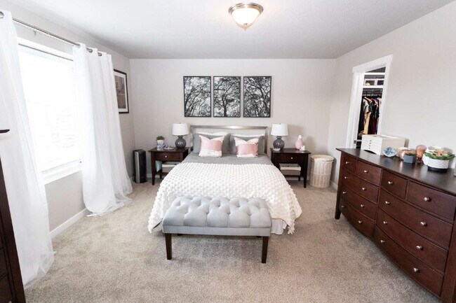 Building Photo - Stunning 3-Story urban style house for rent