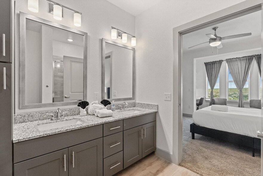 Building Photo - 12100 1/2 Ferrystone Glen Dr