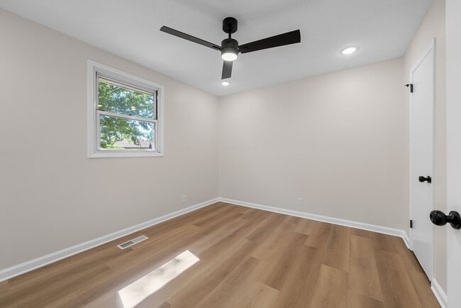 Building Photo - Close to Ft. Campbell! Renovated 3 Bed 2 Bath Home!