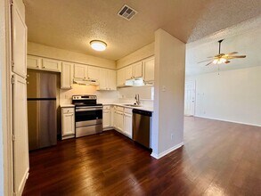 Building Photo - 8802 Pineridge Dr