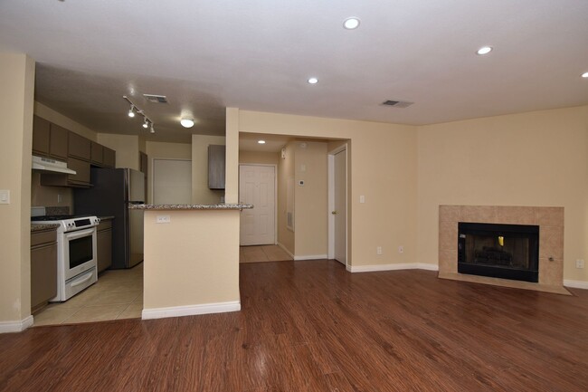 Building Photo - Cozy 2 Bed 2 Bath Condo at Canyon Gate