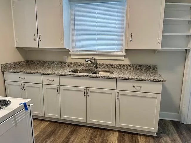 Building Photo - Stunning 3 Bed 1 Bath In Quiet Neighborhood