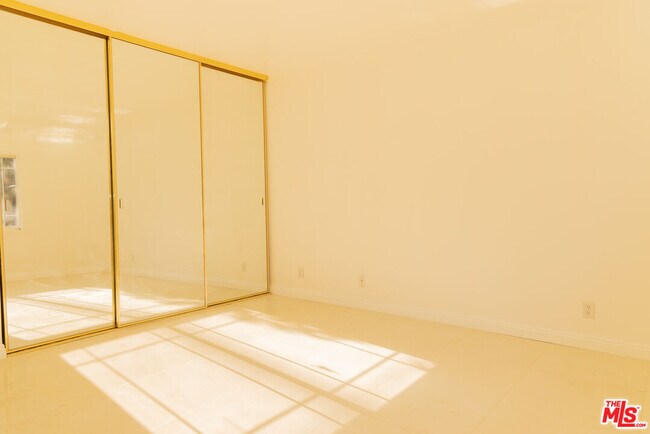 Building Photo - 5604 Valley Circle Blvd