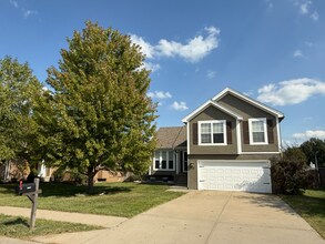 Building Photo - 4 Bed / 3 Bath Home in North Brook – Updat...