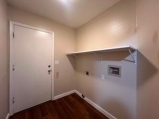 Building Photo - 221 Endeavor Ln