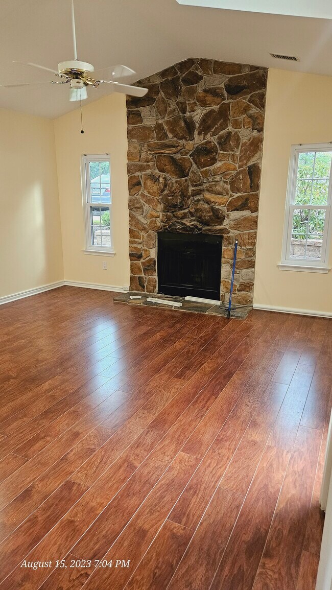 Building Photo - 451 Redbud Ct