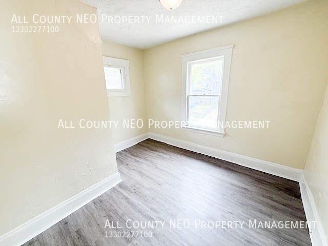 Building Photo - 1161 La Croix Ave