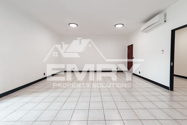 Building Photo - 942 S Gerhart Ave