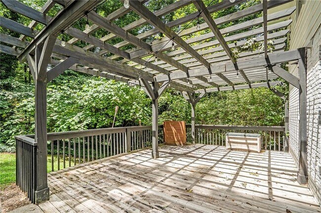 Building Photo - 525 Abernathy Rd NE