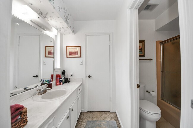 Building Photo - 17 Winged Foot Dr