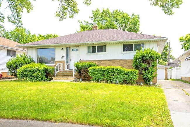 Building Photo - FULLY FURNISHED ACED 3 BED 1.5 BATH SINGLE FAMILY HOME IN BEAUTIFUL MAPLE HEIGHTS!