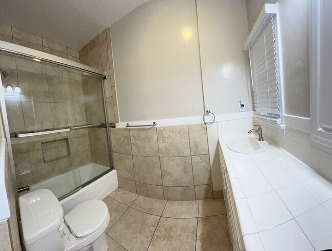 Building Photo - LARGE UPSTAIRS 2 BEDROOM 1 BATH, BUILDING ...