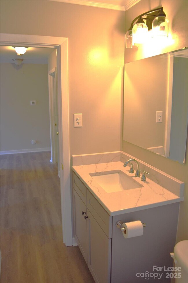 Building Photo - 320 W Stewart Ave