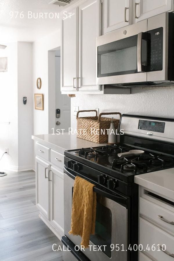 Building Photo - 976 Burton St