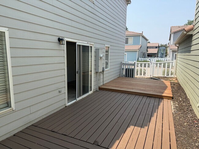 Building Photo - Spacious 4-bed, 3-bath home on a quiet cul-de-sac — no lawn maintenance required.