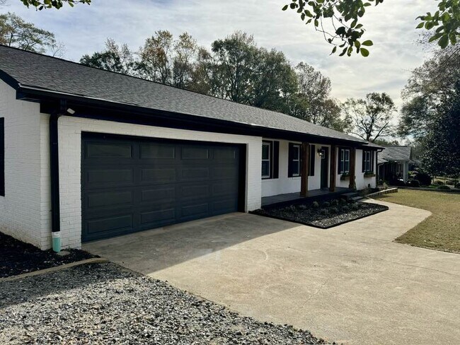 Building Photo - 103 Poinsettia Dr