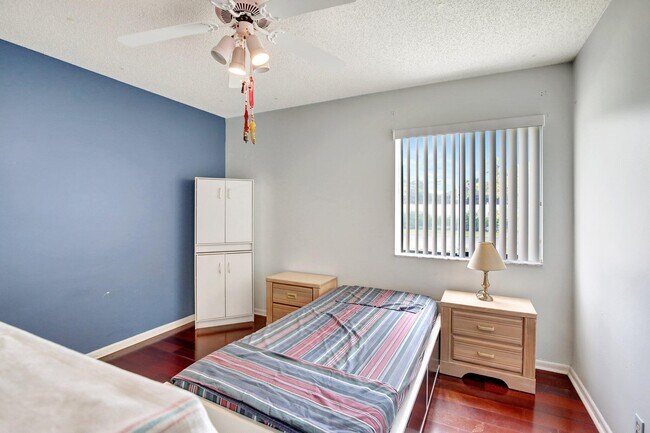 Building Photo - 1541 SW 102nd Terrace