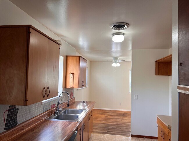 Building Photo - 3 Bedroom w/ Bonus Room on Westside Redding