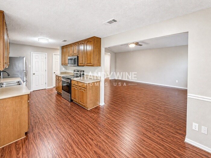 Building Photo - 5233 Hill Ridge Dr