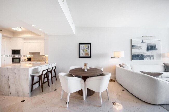 Building Photo - 100 South Pointe Dr