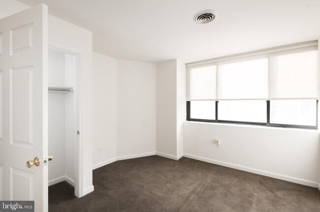 Building Photo - 1220 Sansom St