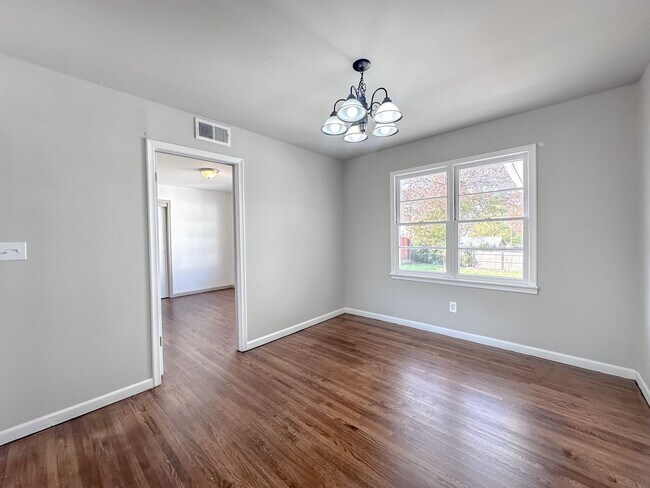 Building Photo - Midtown Tulsa: Stunning 4 bedroom 2 bathroom home