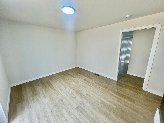 Building Photo - 5-Bedroom, 2 Bathroom Home with In-Unit Wa...