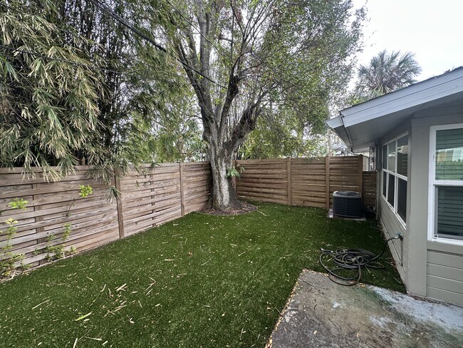 Building Photo - 214 15th Ave W