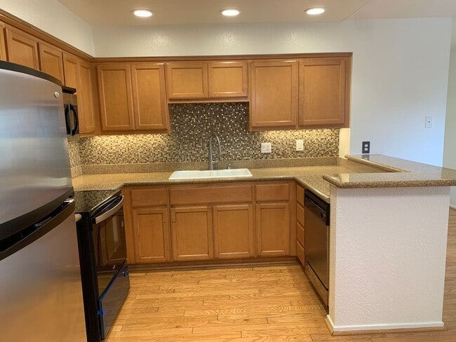 Building Photo - Gated Raintree Terrace Condo! Available Now!