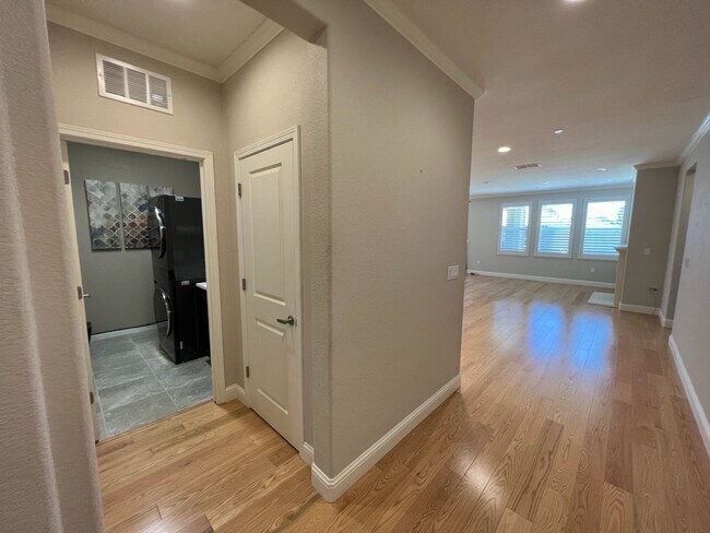 Building Photo - Newer single story home located in desirab...