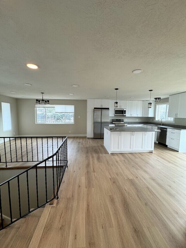 Building Photo - Beautiful remodeled home in Orem!