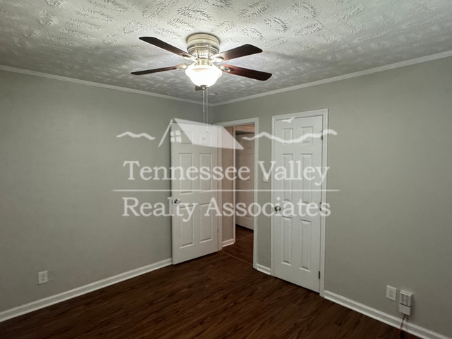 Building Photo - UPDATED 2 BED/1 BATH with carport right ne...