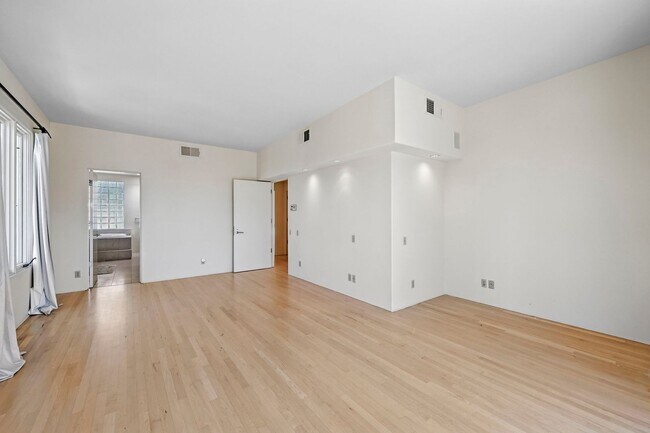 Building Photo - Gorgeous 3 Bed/3 Ba Home Tucked Away in th...