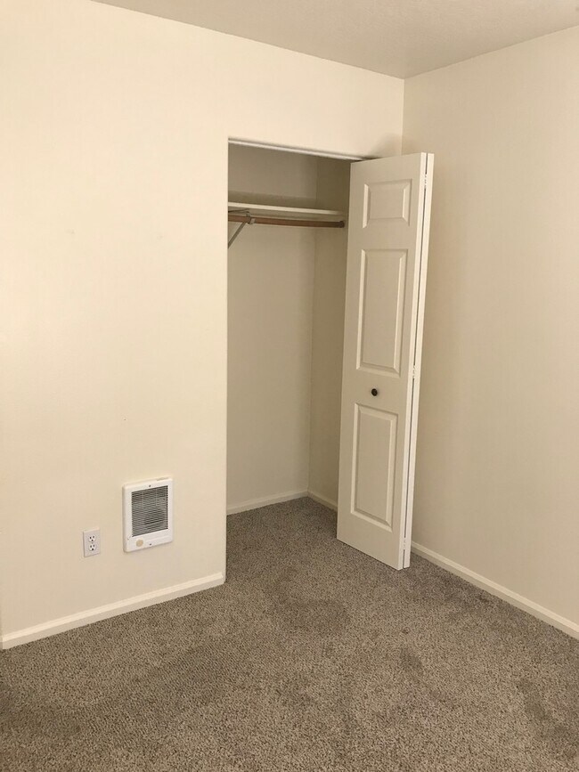 Building Photo - (SAM 15) 3 bedroom and 1.5 Bathroom duplex