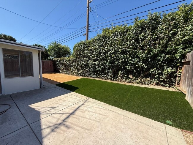 Building Photo - 1705 Sequoia Ave
