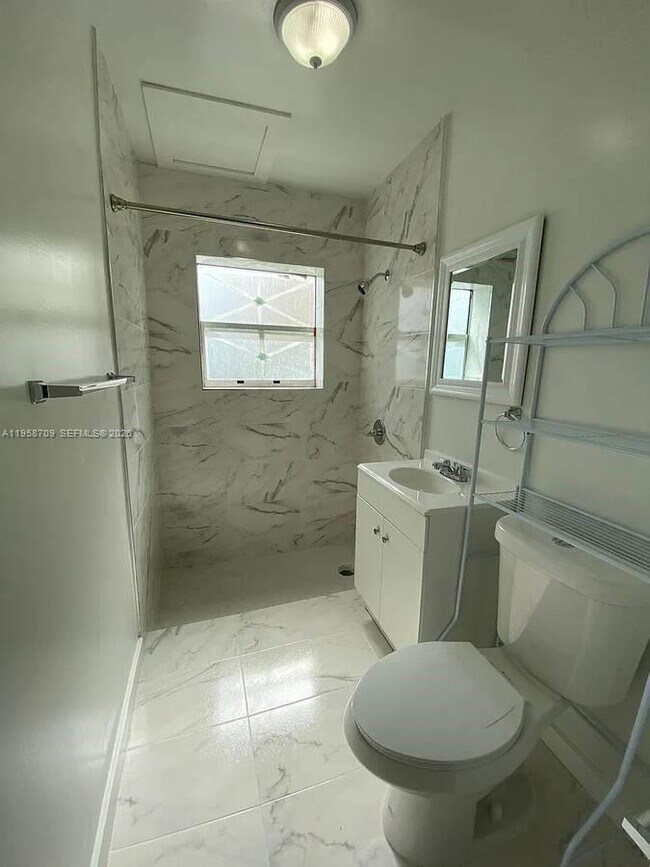 Building Photo - 2126 NW Flagler Terrace