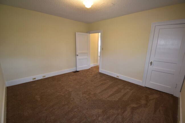 Building Photo - Large 2 Bedroom Home For Rent Near Madison Street!