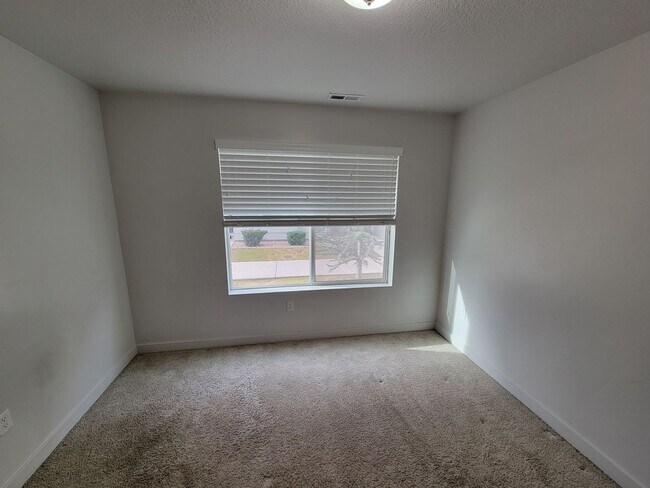 Building Photo - 4 Bedroom Town Home for Rent