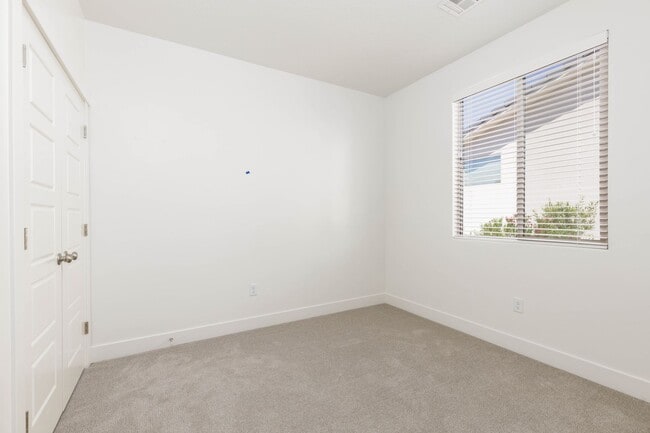 Building Photo - 3 bed plus office / 2.5 bath / 3 car Single Story with Community Pool!
