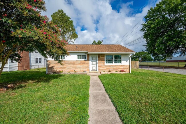 Primary Photo - 3 Bedroom ranch in Hampton VA!