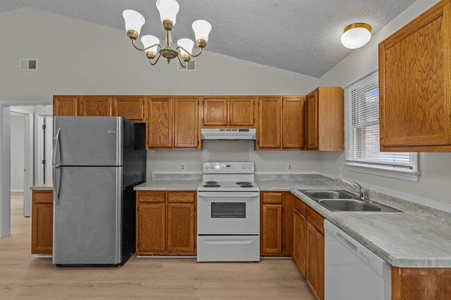 Building Photo - Newly renovated 2 bedroom 1 bathroom duplex